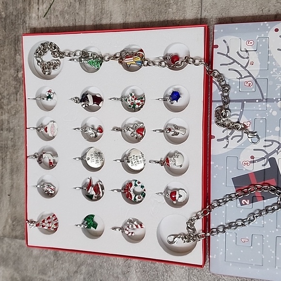 Advent Jewelry - Jewelry advent calendar 22 charms, necklace & bracelet!